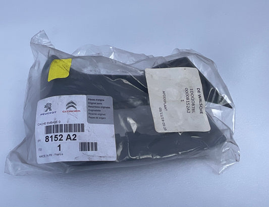 Cache Embase Gauche 8152A2