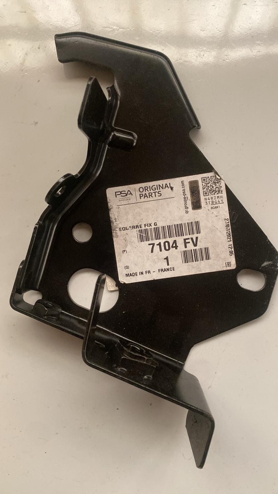 Support de Fixation Gauche 7104FV